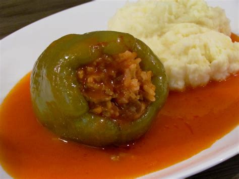 Polnjena paprika s pire krompirjem