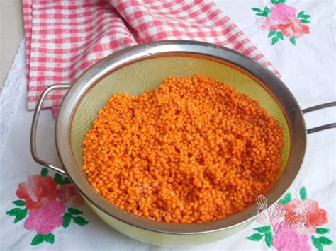 Zelenjava in rdeča leča, pripravljena za kuhanje juhe