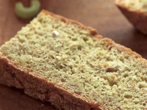 slika koruznega kruha, narezanega na rezine