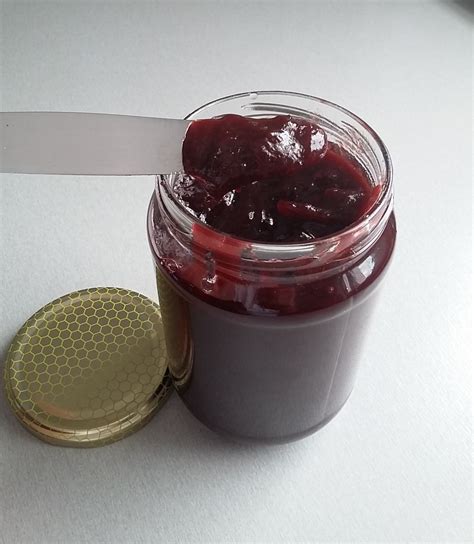 Fotografija slivove marmelade v kozarcih