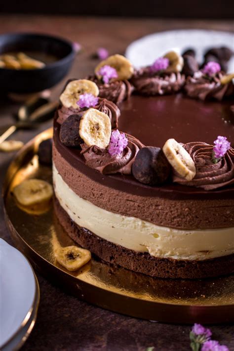 Fotografija torte z Nutello in banano s poudarkom na rezu, ki prikazuje plasti.