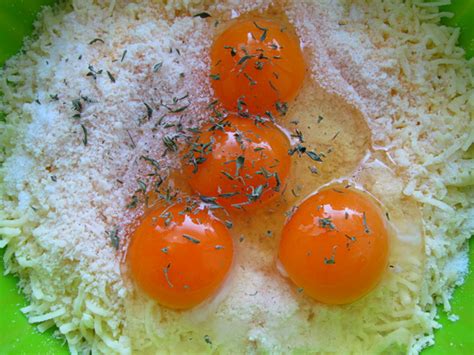 LCHF pica iz mandljeve moke s pestrimi nadevi