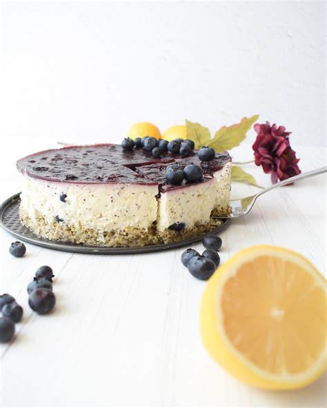 Slika pripravljene limonine mascarpone torte z makom in borovnicami