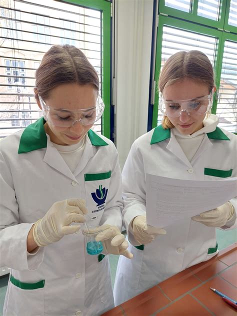 fotografija: študenti pri praktičnem usposabljanju v laboratoriju ali kliniki