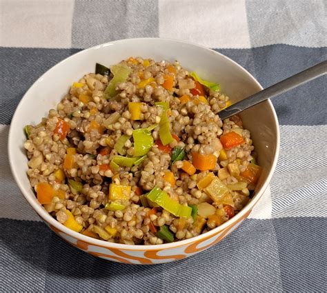 slika slane ovsene kaše z zelenjavo in jajcem