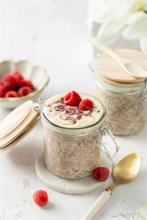 slika zaprte posode z ovsenimi kosmiči na polici