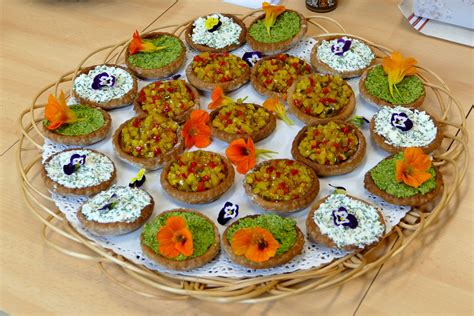 Različne veganske pite na mizi, z barvitimi polnili in hrustljavo skorjo