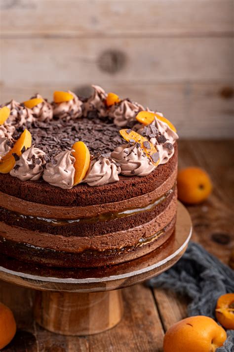 Čokoladna torta z bananino kremo, okrašena s koščki čokolade.