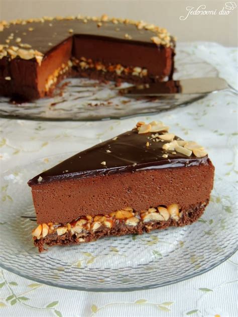 Dvobarvna torta s čokoladnim in pomarančnim slojem.