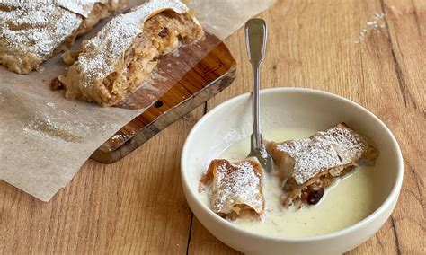 Jabolčni zavitek z vanilijevo omako.