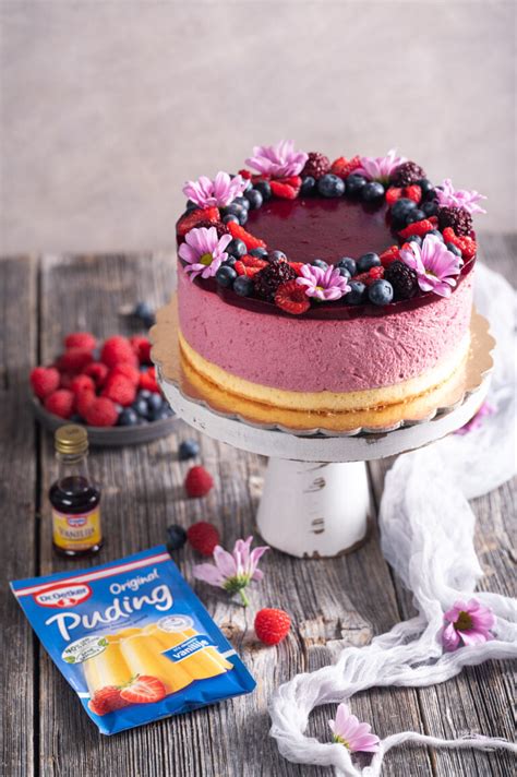 Roladna torta z maskarpone kremo in gozdnimi sadeži.