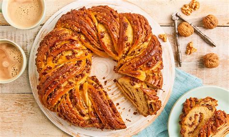 Ilustracija različnih peciv iz beljakov, vključno s pecivom z orehi, kokosom in rozinami.