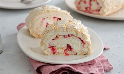 Fotografija beljakove rolade z limoninim kremom.