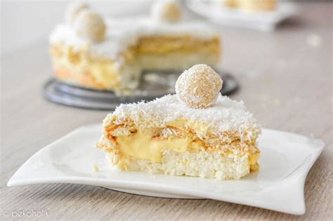 Fotografija kokosove torte, ki je videti kot snežinka.