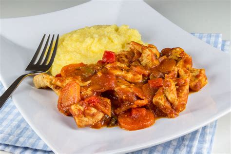 Piščančji golaž s papriko in paradižnikovo omako