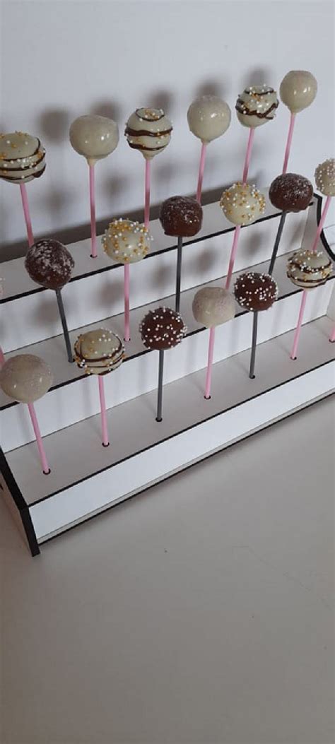 Fotografija različnih posipov in dekoracij za cake popse