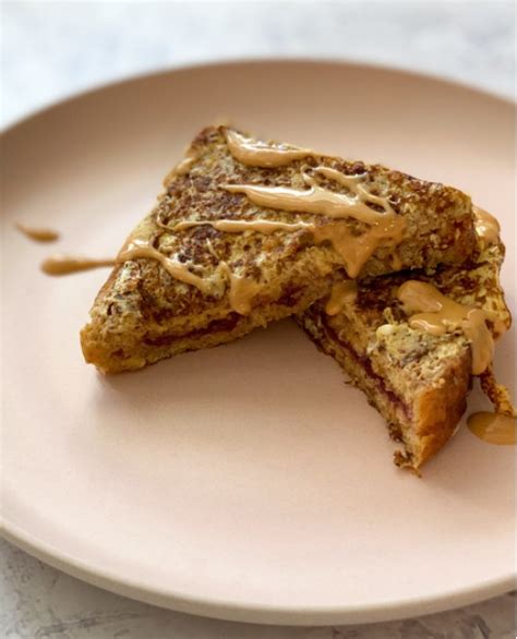Zlato rjavo zapečen francoski toast v ponvi