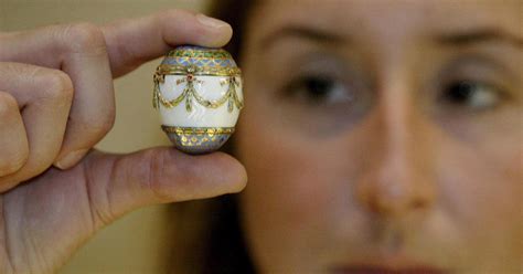 Infografika: Primerjava originalnega in ponarejenega Fabergéjevega jajca (če obstaja)