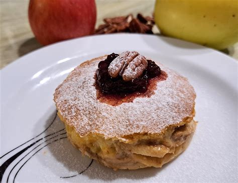 Fotografija narezane jabolčne štrudl peke s posipom sladkorja v prahu