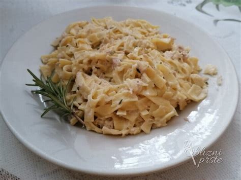 pripravljeni trganci s čebulo in kislo smetano