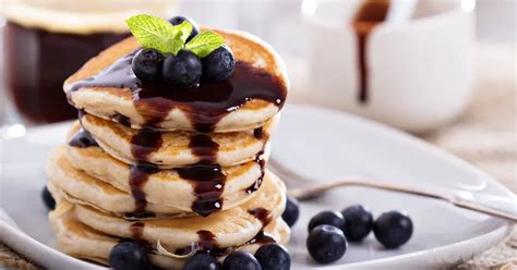 Pripravljene borovničeve palačinke s kislo smetano