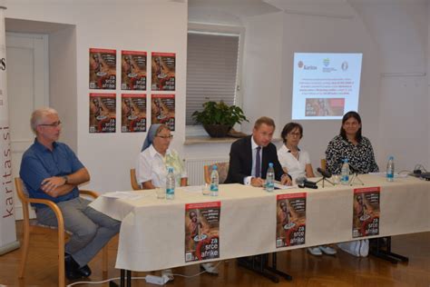 Fotografija sodišča ali novinarske konference, simbolizirajoča etiko v medijih