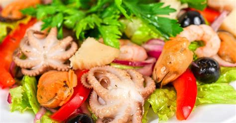 pisana solata z morskimi sadeži in zelenjavo