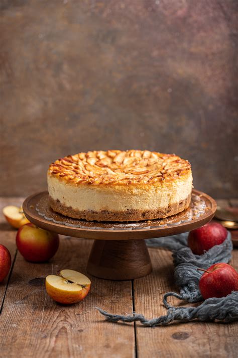 shematski prikaz plasti torte: spodnja plast testa, plast jabolk z rozinami, plast pudinga in gornja plast testa