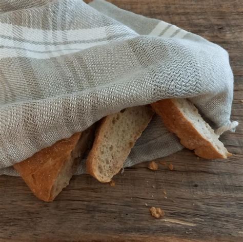Ilustracija svežega kruha v laneni vrečki