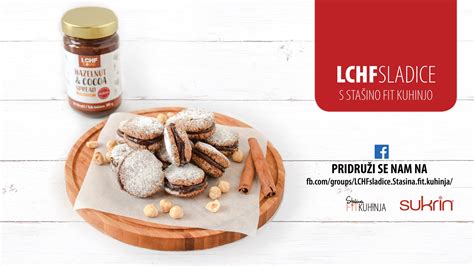 Portret Staše Grom v kuhinji z izbiro LCHF sladic