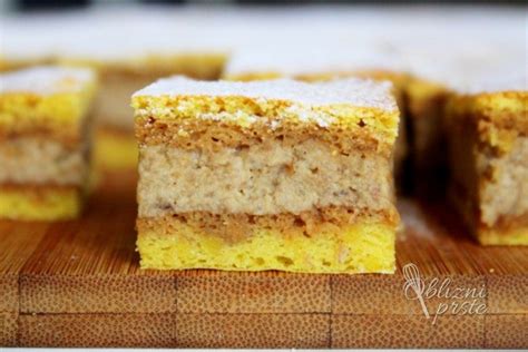 Fotografija LCHF orehove potice, narezane na rezine, s sredinskim nadevom