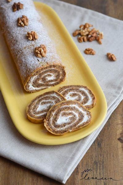 Fotografija LCHF orehove rolade z belo kremo, narezane