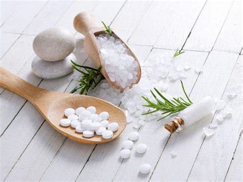 Infografika z različnimi vrstami zelenjave, ki se lahko uporabijo v sladoledu, s poudarkom na rabarbaro in jagode.