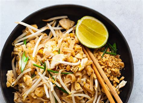 Klasična jed Pad Thai s piščancem in riževimi rezanci