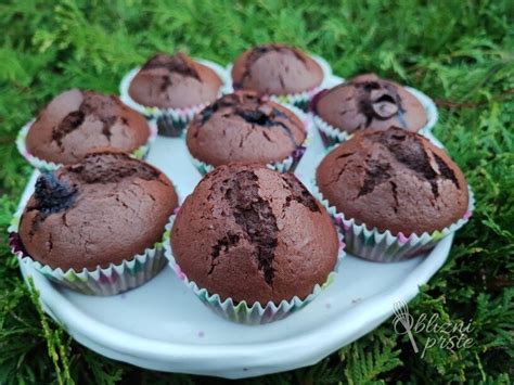 dodajanje malin in čokolade v testo za mafine