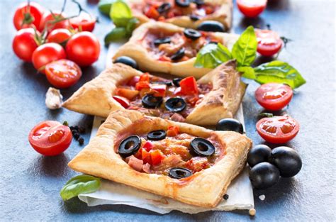 Mini pizze z veselimi obrazi ali živalskimi motivi za otroško zabavo