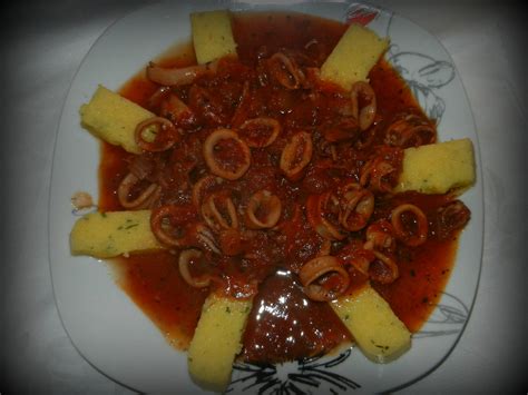 sestavine za brodet (lignji, školjke, bela riba, čebula, paradižnik)