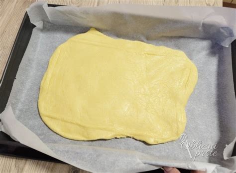 testo v pekaču za pito