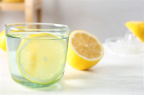 Kutine narezane na krhlje, potopljene v vodo z limono