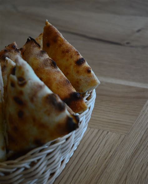 Fotografija posode z vzhajanim kvašenim testom