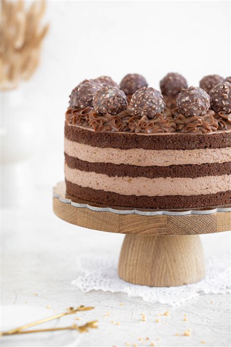 Sestavljena torta Ferrero Rocher z dekoracijo iz čokoladne kreme in celih lešnikov
