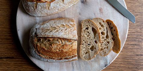 Fotografija, prikazuje ročno izdelan sourdough kruh s hrustljavo skorjo