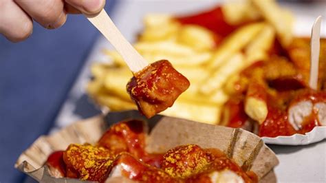 Currywurst s pomfritom v Berlinu