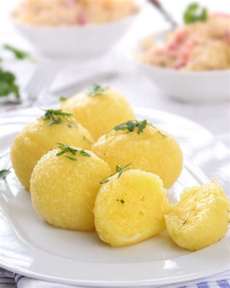 Različne vrste knödel na krožniku