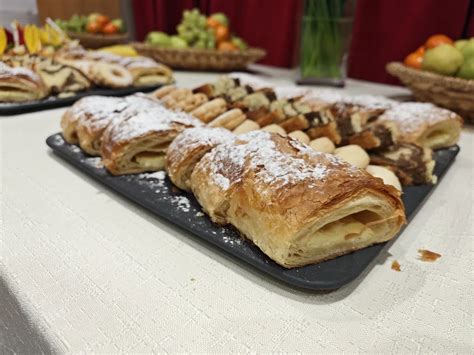 Fotografija tradicionalnih slovenskih prazničnih kruhkov in pletenic