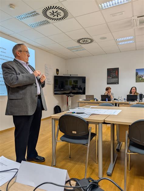 Infografika o najpogostejših boleznih solate in metodah njihovega preprečevanja.