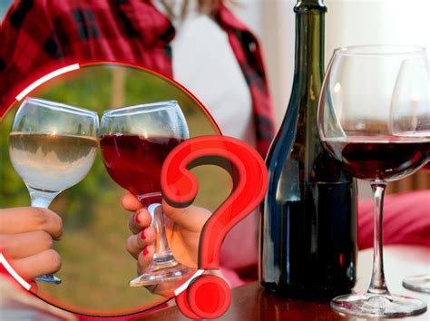 Fotografija skodelice vroče čokolade z vinom in steklenice rdečega vina