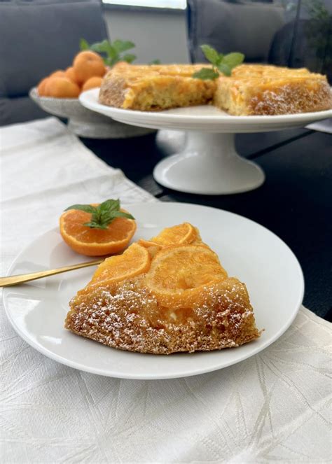 Shematski prikaz sestave peciva z mandarinami: biskvit, plast mandarin, pudingova krema in kokosov posip.