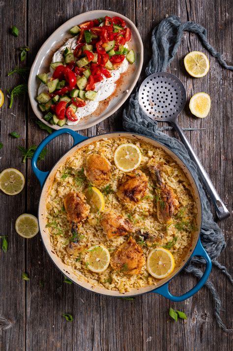 Tematsko foto curryja s piščancem in čičeriko, postreženega z rižem in limeto
