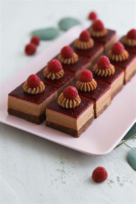Ilustracija čokoladne pite s svežimi malinami na vrhu